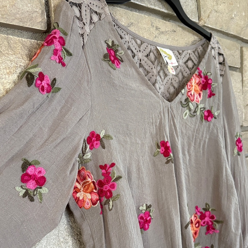 fig and flower Gray Blouse with Pink & Coral Floral Embroidery - Picture 3 of 10